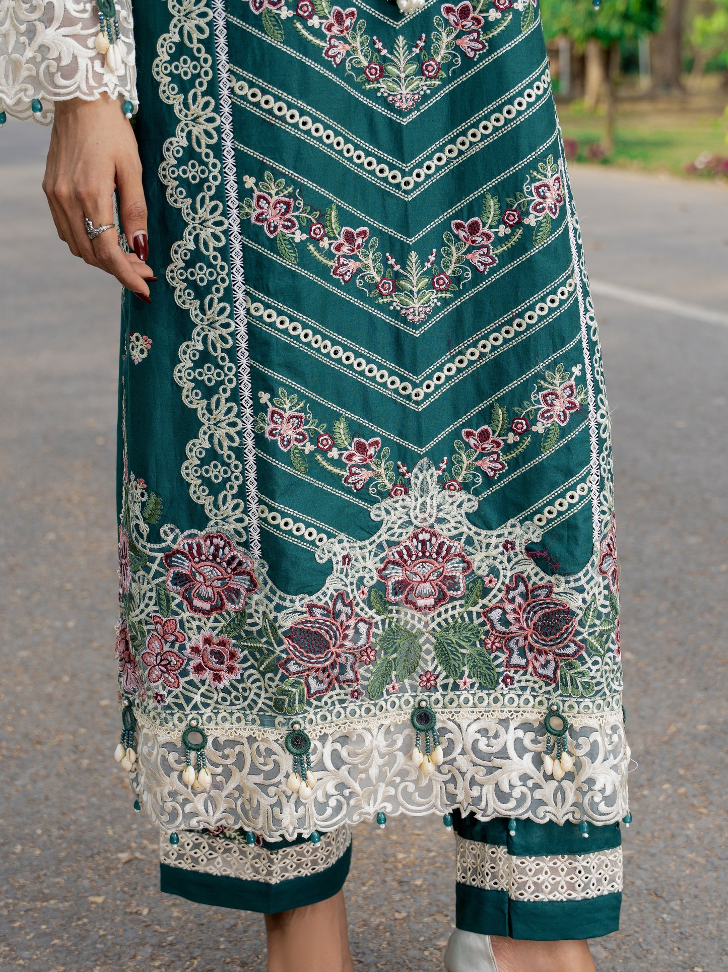 Emerald Regal lawn suit close-up embroidery detail – Wirsa Summer Collection 2026