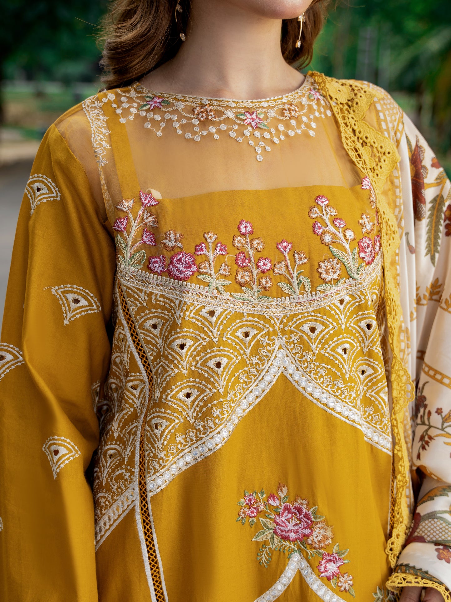 Molten Gold lawn suit close-up embroidery detail – Wirsa Summer Collection 2026