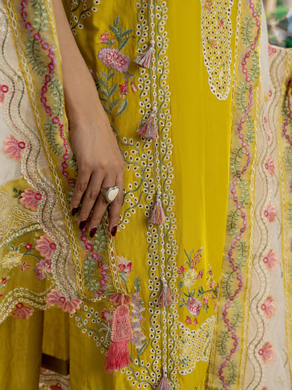 Sunflower lawn suit close-up embroidery detail – Wirsa Summer Collection 2026